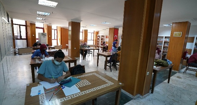 YKS'ye kütüphanelerde hazırlandılar